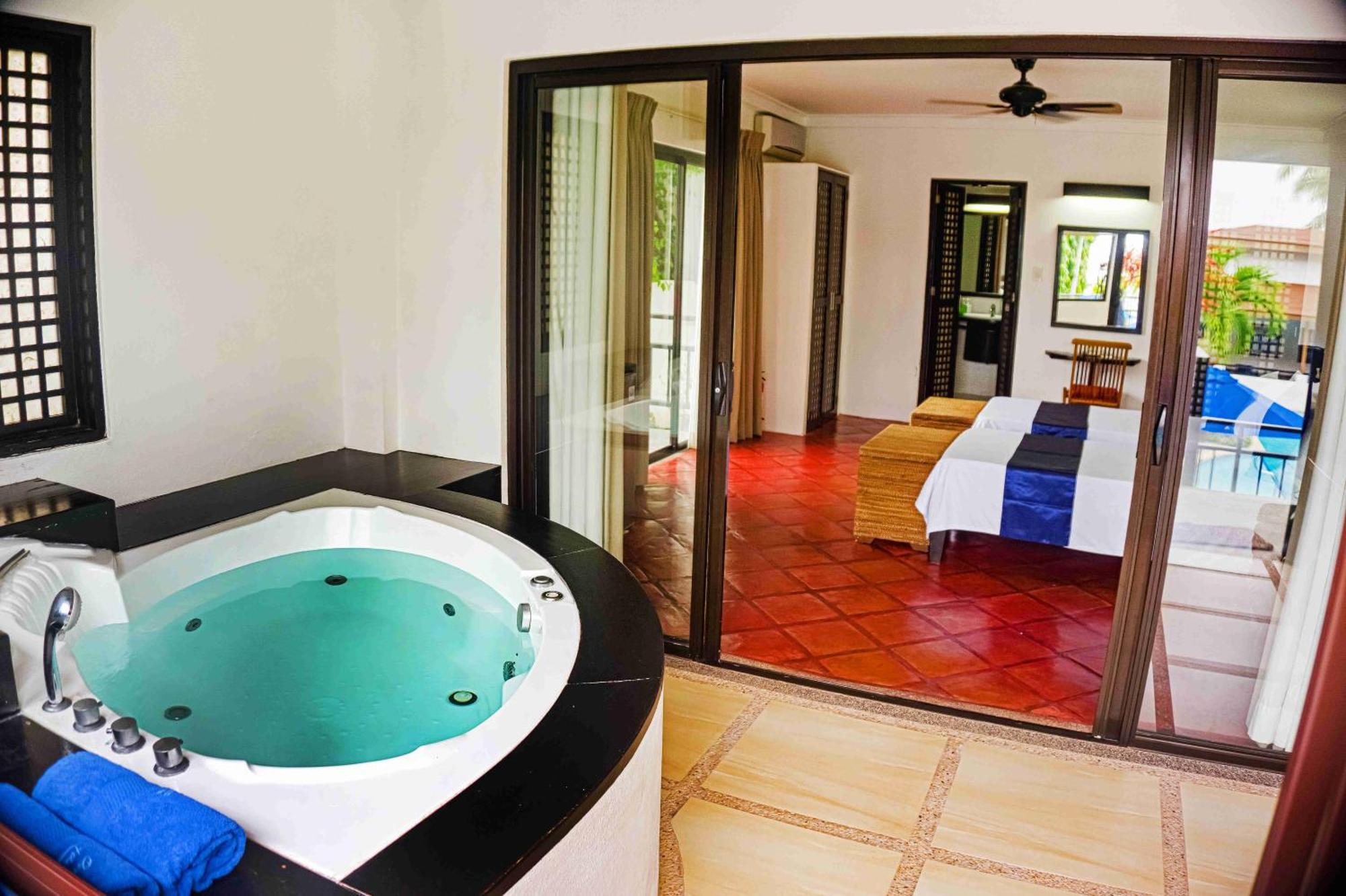 Out Of The Blue Resort Puerto Galera Bagian luar foto